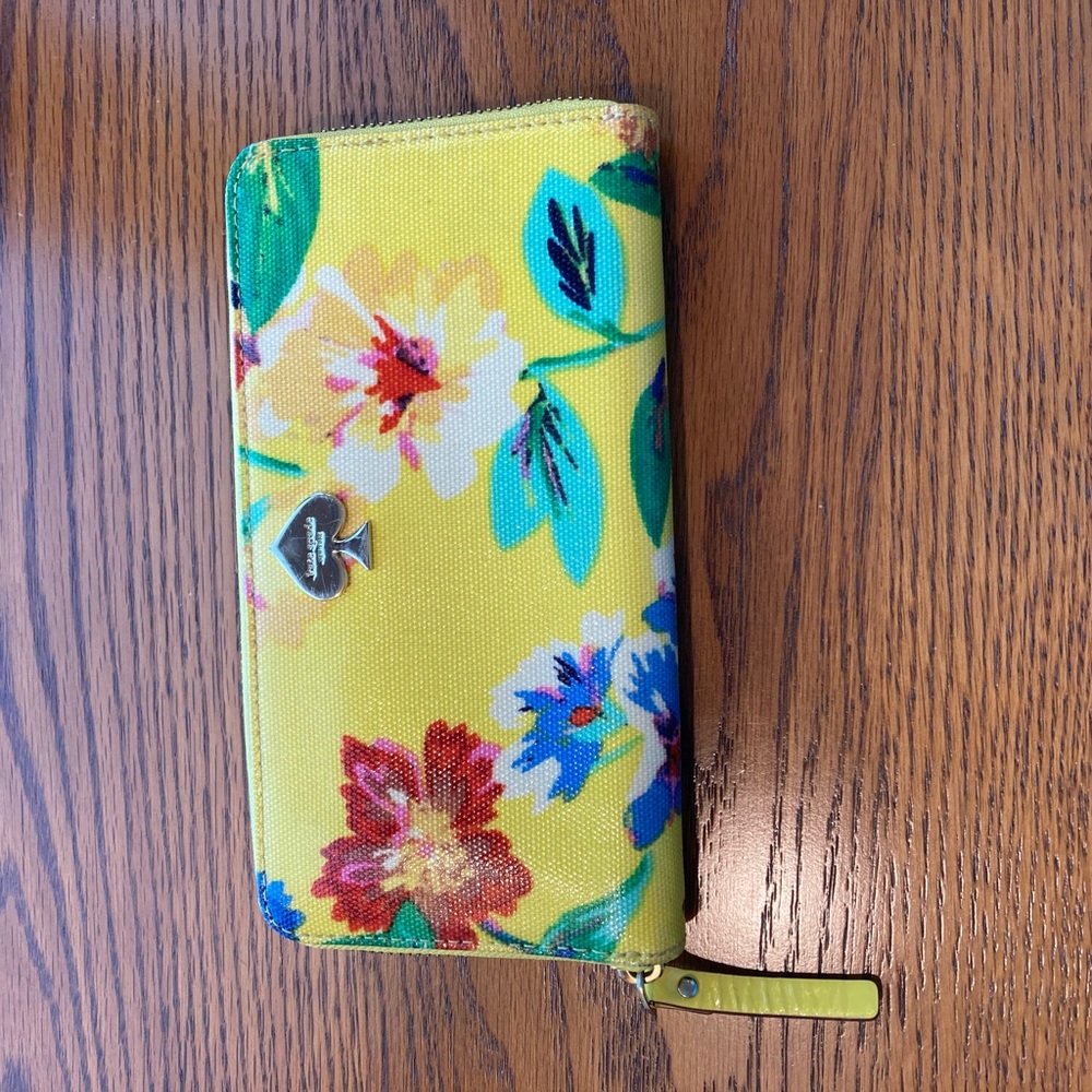 Beautiful Kate Spade Zip Around Wallet